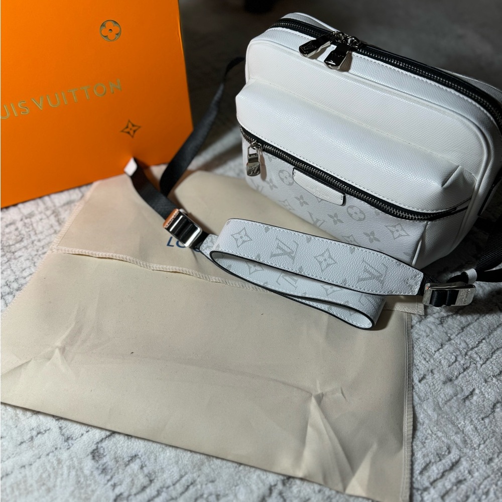 Louis Vuitton White Leather Bag - Picture 3 of 9